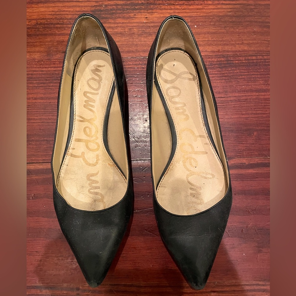 Black flat with spike detail